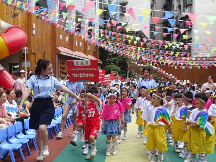 合川区学昌门幼儿园举行“童心喜迎七运会乐享手球嘉年华”六一活动周开幕式