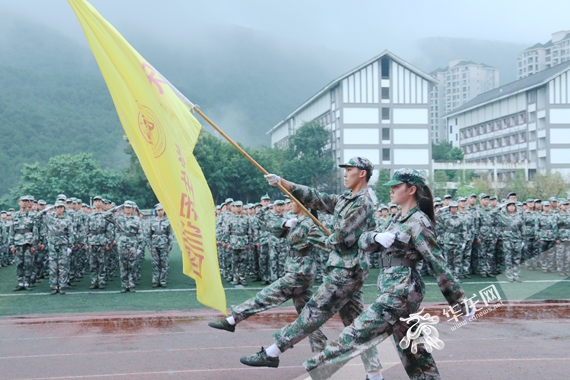 重庆十八中受训学生整队完毕重庆十八中高2024届学生军训结训仪式正式开始