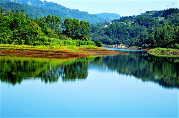 鱼栏咀水利工程是一座以城区和场镇供水为主的中型水利工程是原綦江县第一座中型水库