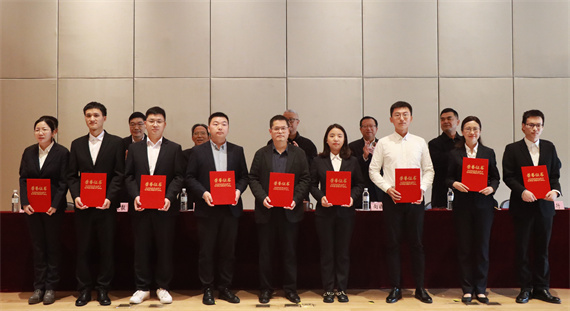 重庆能源职业学院在学术报告厅举行第七届中国国际互联网大学生创新创业大赛总结表彰大会