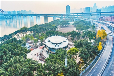 珊瑚公园于1997年建成是重庆直辖后的一号工程面积约8.8万平方米