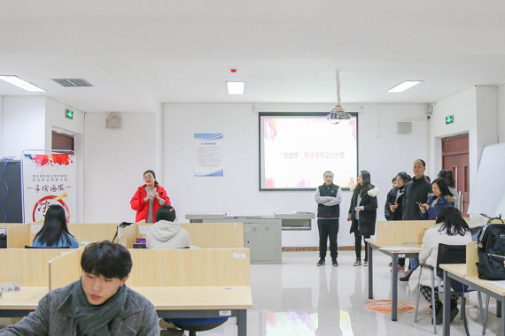 重庆青年职业技术学院人工智能学院每年一度的华龙杯手绘海报大赛在实训楼503教室举行