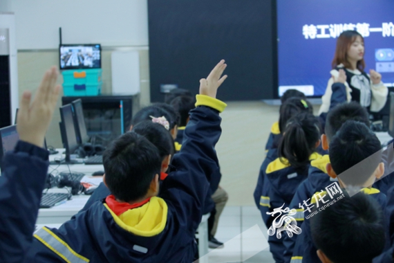 重庆两江新区金州小学举行了‘双减’背景下小学编程课堂教学专题研讨主题教研活动