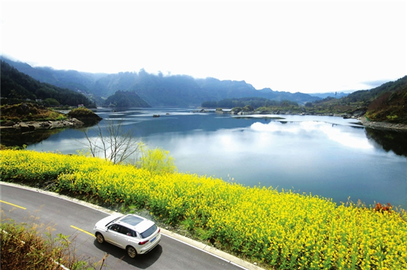 自驾游车行驶在通往黔江区小南海镇土家十三寨的乡村旅游路上.