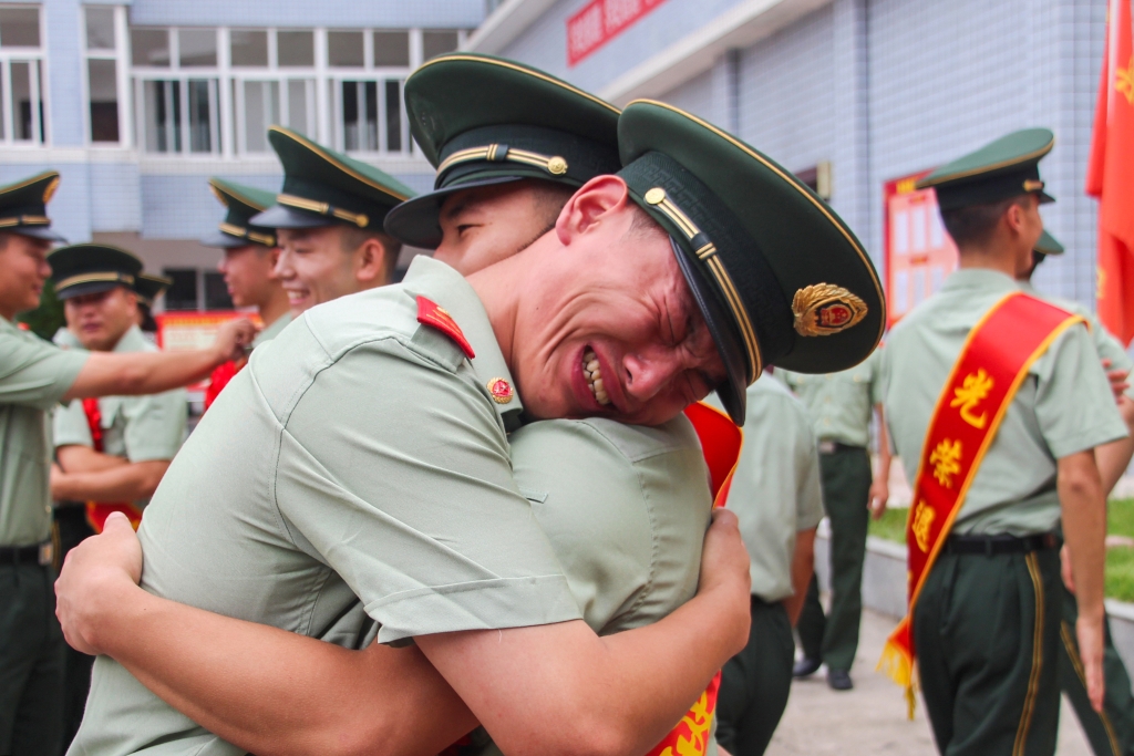 视频又是一年退伍季重庆武警老兵泪别军营