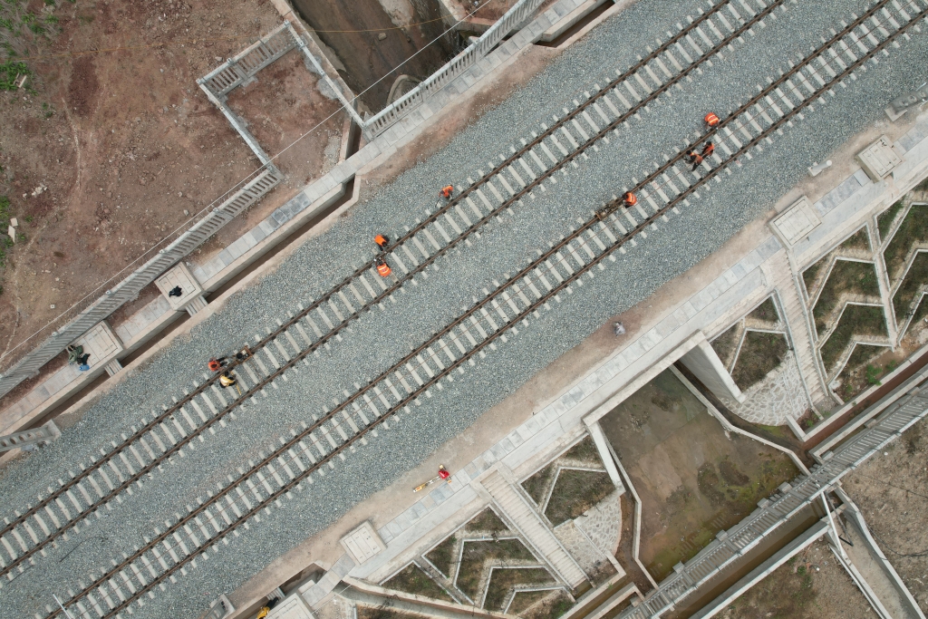 空中俯瞰重庆铁路枢纽东环线精调作业现场。通讯员 喻雪峰 摄