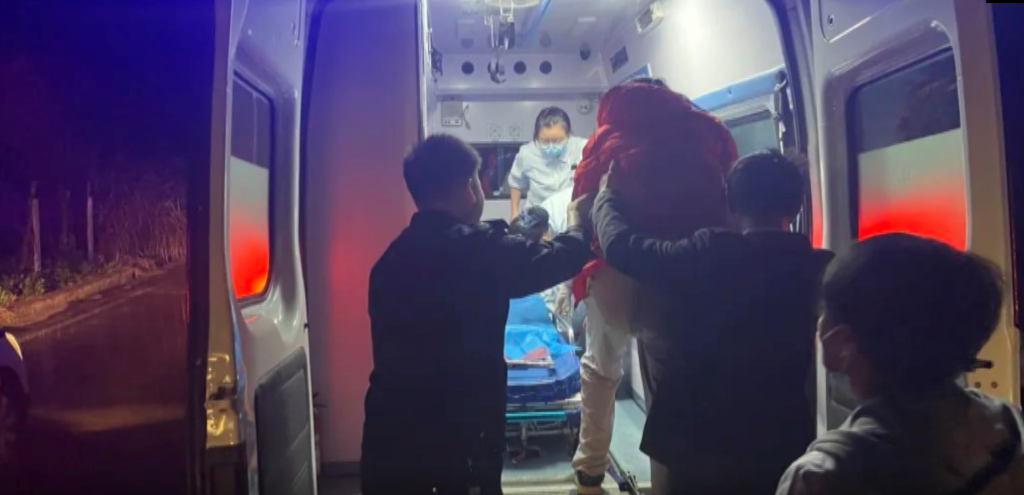 2民警协助转移孕妇赵女士到120急救车。重庆市忠县警方供图