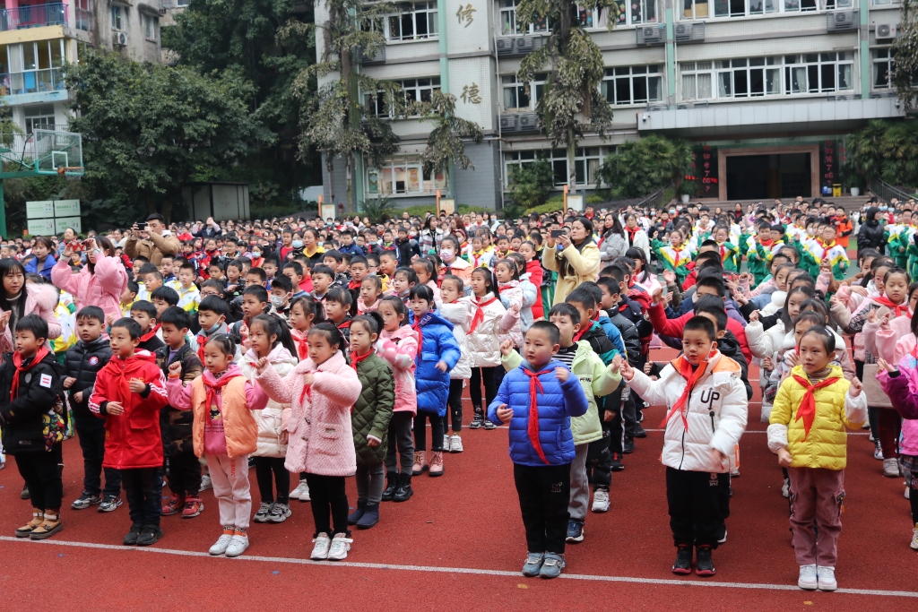 观音桥小学萌娃巧借冬风点燃开学第一课