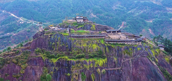 通讯员 熊伟 摄滑石古寨景区是国家aaaa级旅游景区,地处一座拔地而起