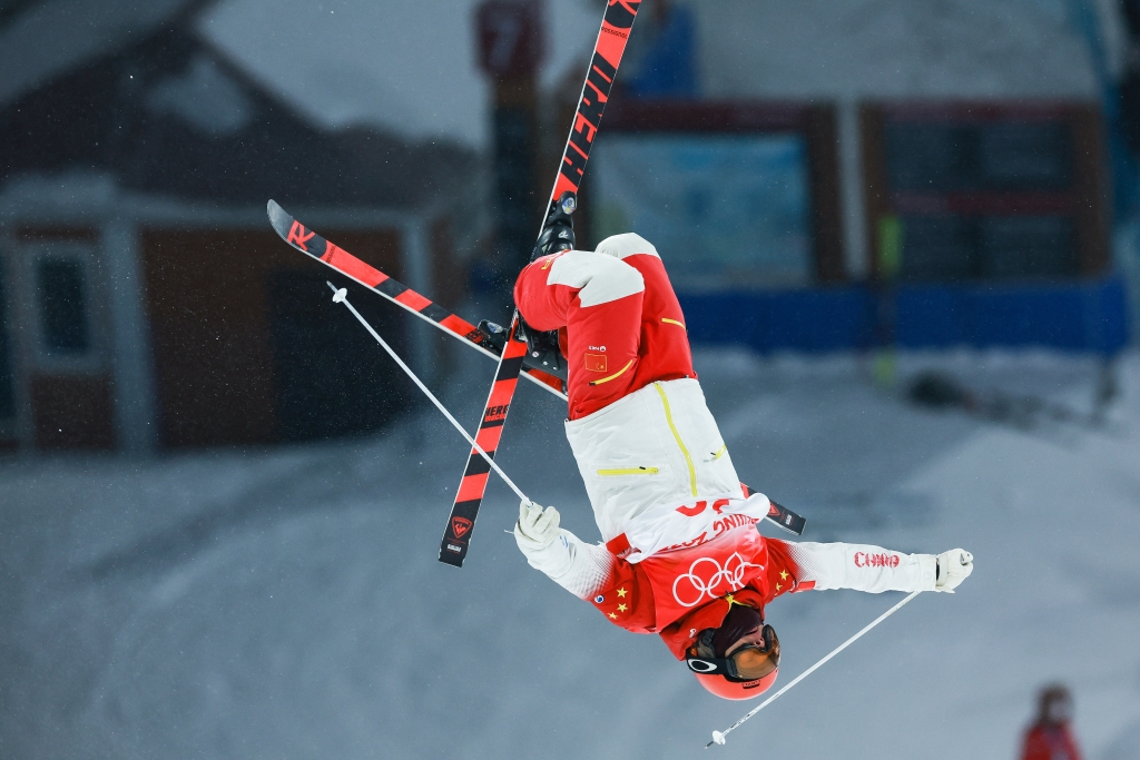 自由式滑雪男子雪上技巧开战赵洋完成该项目中国冬奥历史首秀