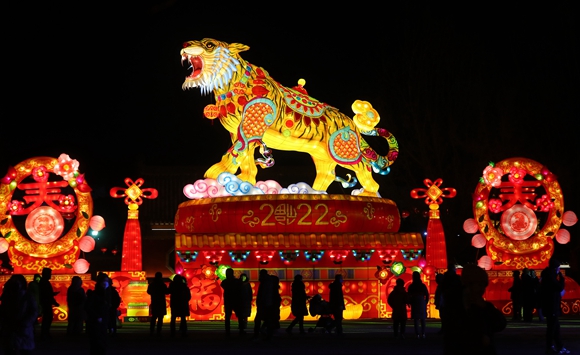 春节期间,在沈阳市棋盘山关东影视城内举办的2022中国沈阳迎春灯会