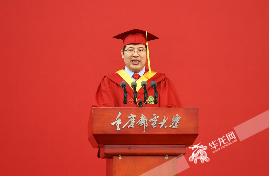 2022年毕业季重邮校长高新波以孤勇者的姿态开启无畏无惧无愧的人生新