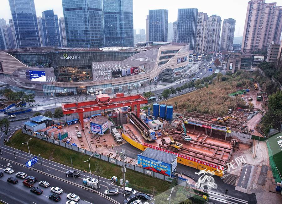 重慶軌道交通15號線一期重光站豎井深80米，緊鄰光環商圈。華龍網記者 張質 攝