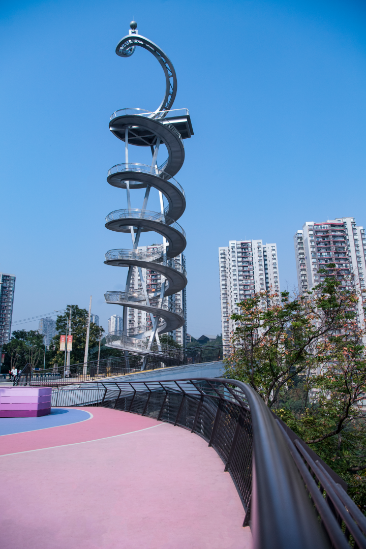 黃正街美術彩色藝術步道上的收龍長江燈塔藝術景觀。  記者 曹鳴鷗 攝