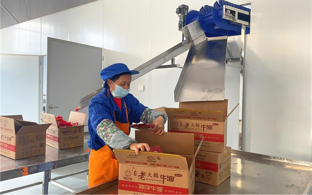 重慶渝玫食品科技開發有限公司生產車間，工人在對產品進行裝箱。梁平區融媒體中心供圖 華龍網發