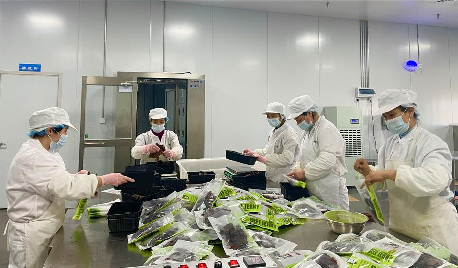 重慶快煮食品有限公司生產車間，工人們在打包產品。梁平區融媒體中心供圖 華龍網發
