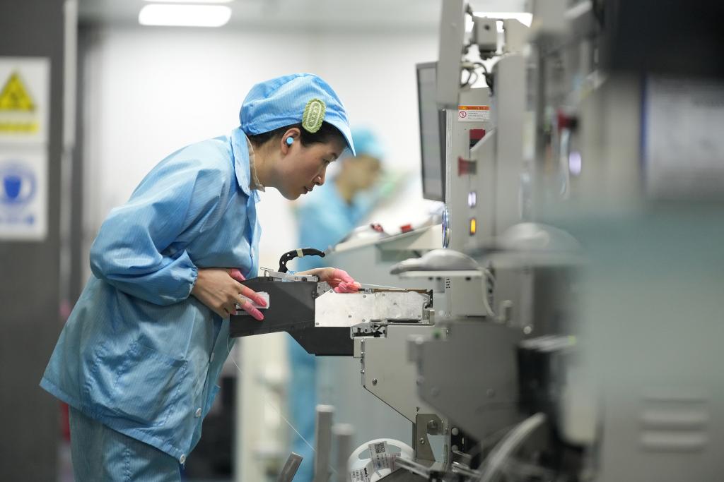 工人在位于重慶市北碚區的川儀微電路公司生產車間生產線上忙碌。通訊員 秦廷富  攝