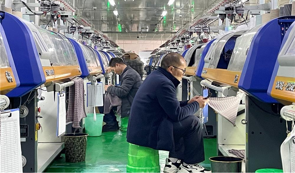 重慶紅果服飾有限公司生產車間，工人們正在檢查產品生產情況。梁平區融媒體中心供圖 華龍網發