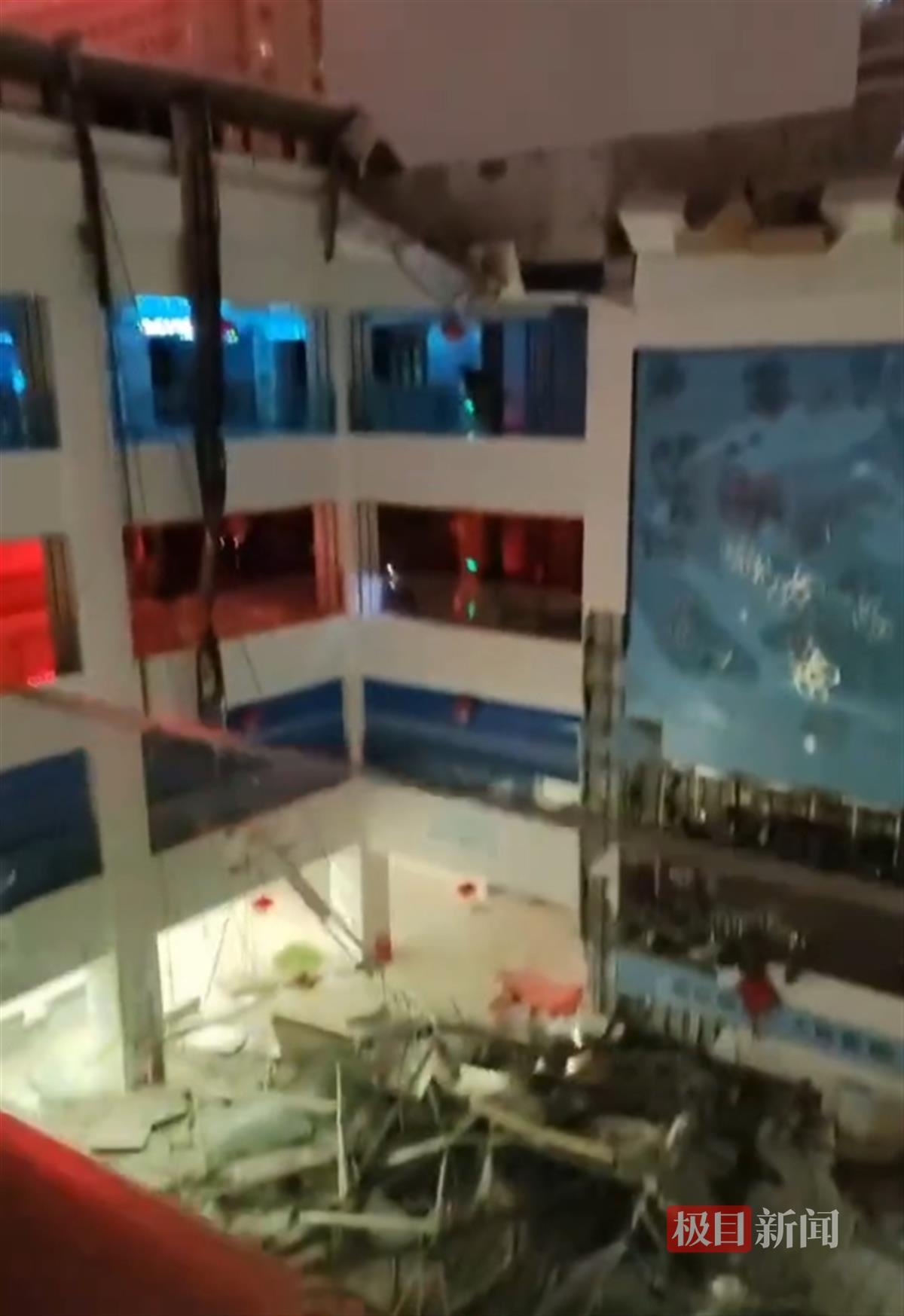 江蘇一醫院門診大廳頂棚大面積垮塌，應急局：是玻璃防雨棚，無人員傷亡2