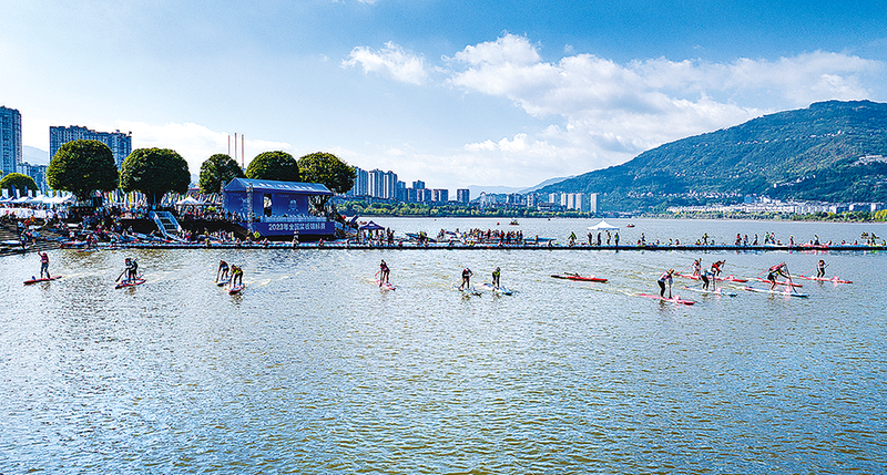 運動員在漢豐湖揮槳逐浪。通訊員 崔家清 攝