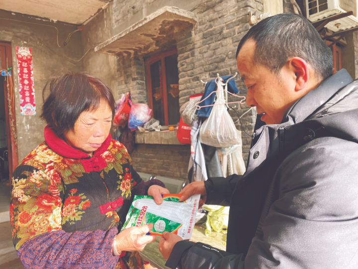 建勝鎮民勝村工作人員給農戶送玉米種子。全媒體記者 劉映呈 攝