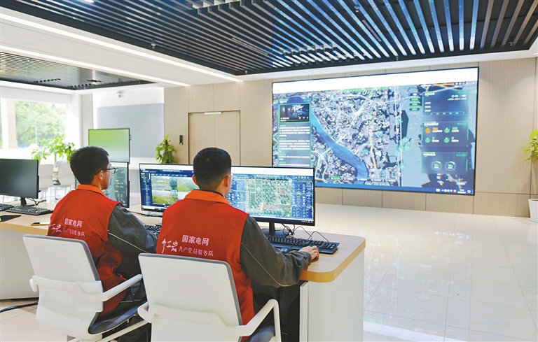 國網重慶市區供電公司員工在輸電全景監控大廳遠程監控輸電線路。通訊員 韓薇 攝