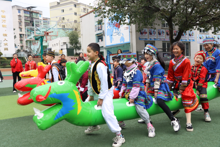 大江小學少數民族學生一起做游戲。