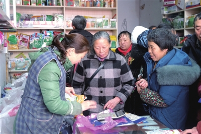 北門農貿批零市場，村民在農資店選購種子。 記者 石楚園 攝