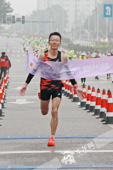 重慶籍選手趙浩以2小時19分45秒成績摘得男子組全程馬拉松冠軍。華龍網 張穎綠蕎 攝