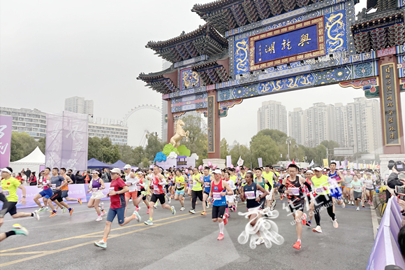 2024永川馬拉松選手們開跑。華龍網 張穎綠蕎 攝