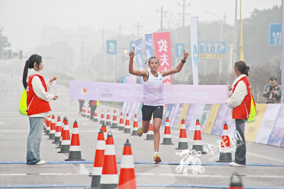 來自埃塞俄比亞的選手KEDIDA KENO ESHETU摘得女子組半程馬拉松冠軍。華龍網 張穎綠蕎 攝
