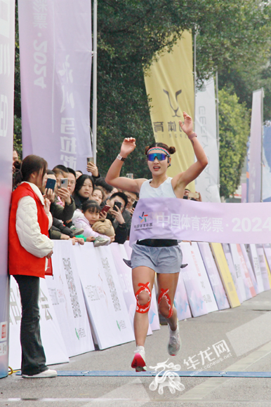 湖北籍選手熊斌彬以2小時44分33秒成績摘得女子組全程馬拉松冠軍。華龍網 張穎綠蕎 攝