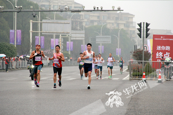 本次賽事吸引了來自海內外的1萬余名運動健兒和馬拉松愛好者齊聚重慶永川。華龍網 張穎綠蕎 攝