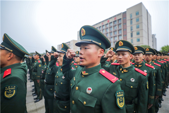 武警新兵高举右拳,庄严宣誓.通讯员 彭勇 摄