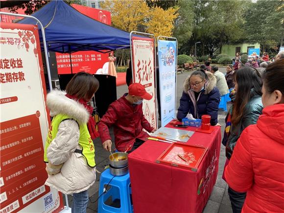 渝北:转糖人看演出 社区元旦联欢活动增强居民归属感