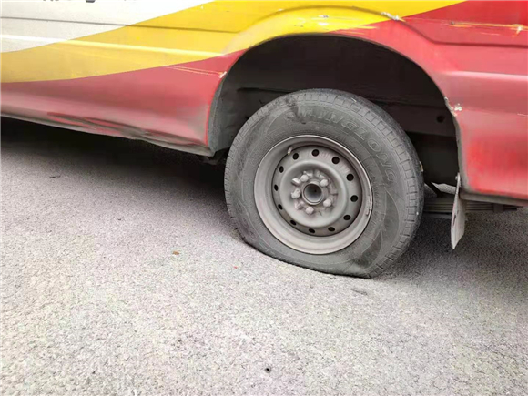 货车被放了气的轮胎.沙坪坝警方供图