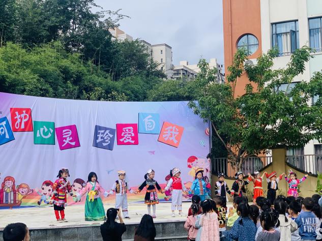 双桂幼儿园开展了第十一个民族团结进步宣传周活动全园的小朋友们载歌载舞共颂民族团结