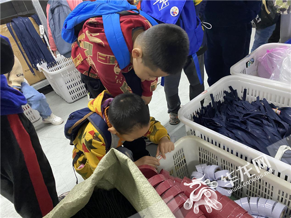 华西小学约400名新生来到重庆李泰服装社会实践基地进行社会实践