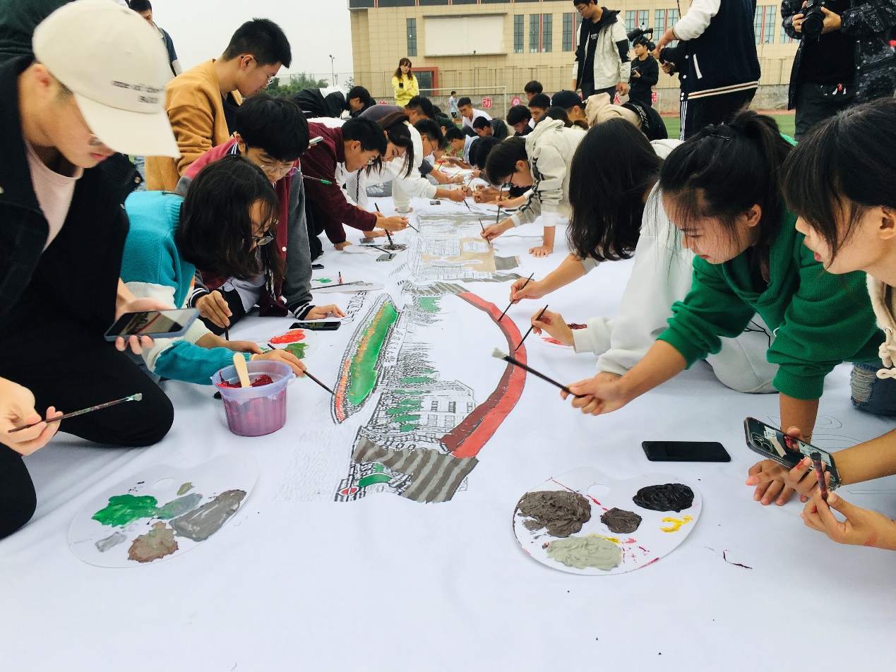 重庆交大70名学子共绘11.7米画卷喜迎七十周年校庆庆祝学校70岁生日