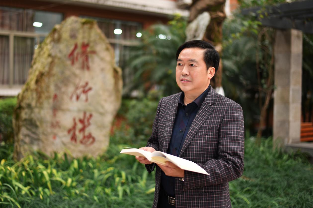 重庆两江新区竹林实验学校校长王吉让教育聚焦学生的全面发展