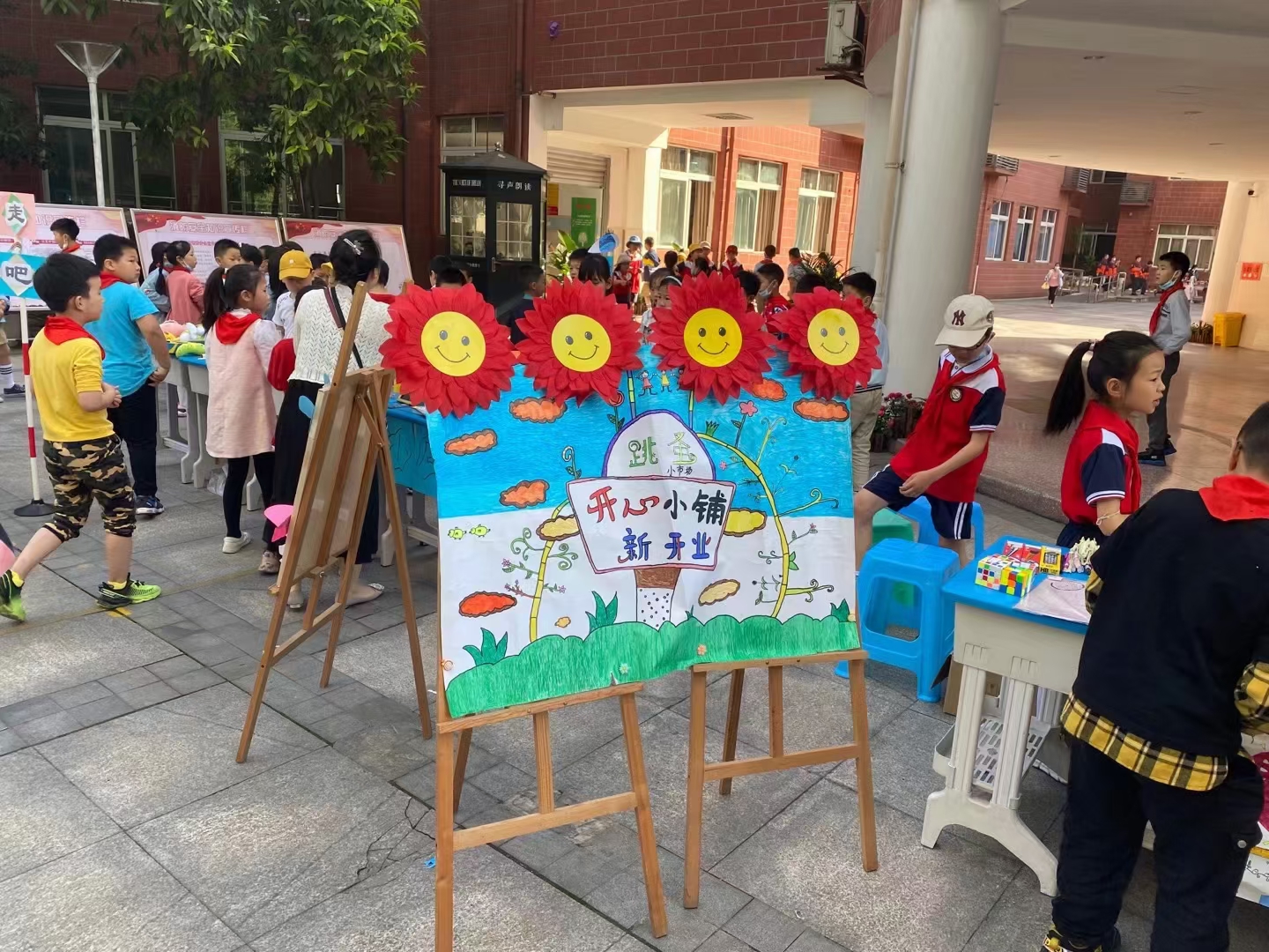 两江新区民心佳园小学学生在校园跳蚤市场做起了小买卖