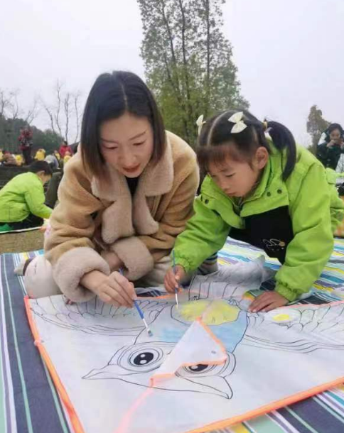 别样三八节“花”样觅春光幼儿园师生共“浸”风筝海