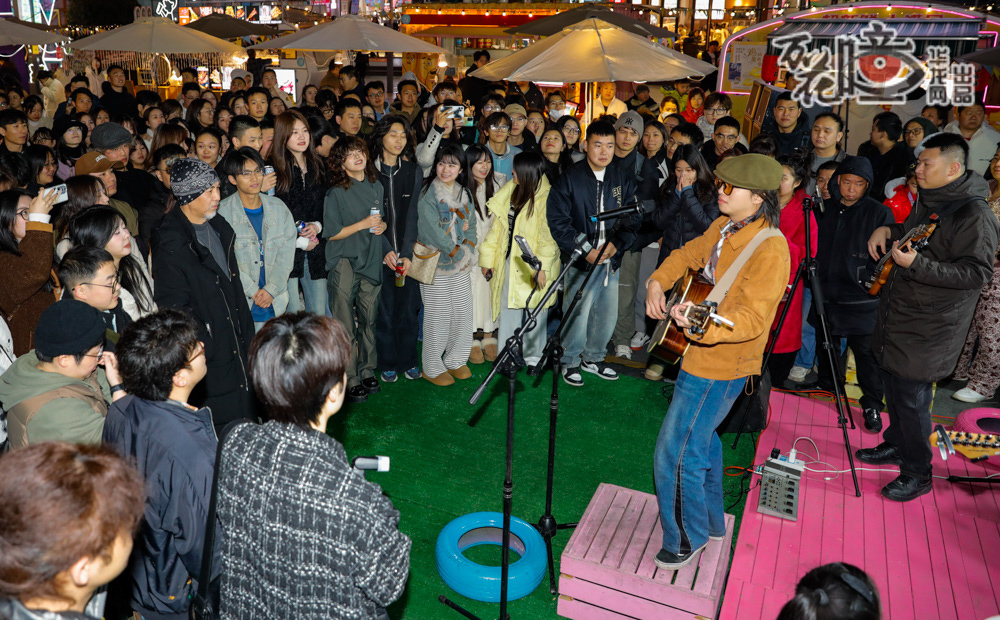 “松弛感”是這座城市又一面，在路邊、橋墩下，在防空洞里、在江畔，一場場與眾不同的音樂會(huì)上，全民皆歌手、人人是主角，在這里“唱”出幸福的模樣。