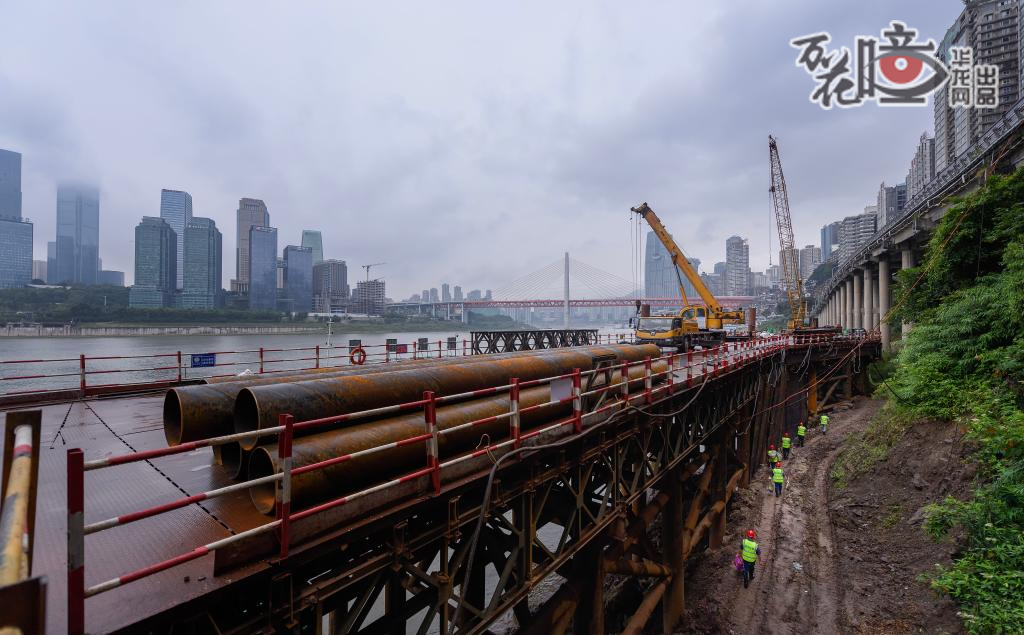 上午8时，重庆再次被雨水笼罩，为了确保城市排水系统的畅通运行，卓昌学与队友们全体出动，对地下管网、沿江排水口进行巡查。