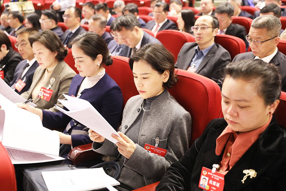 参会人员们认真听会