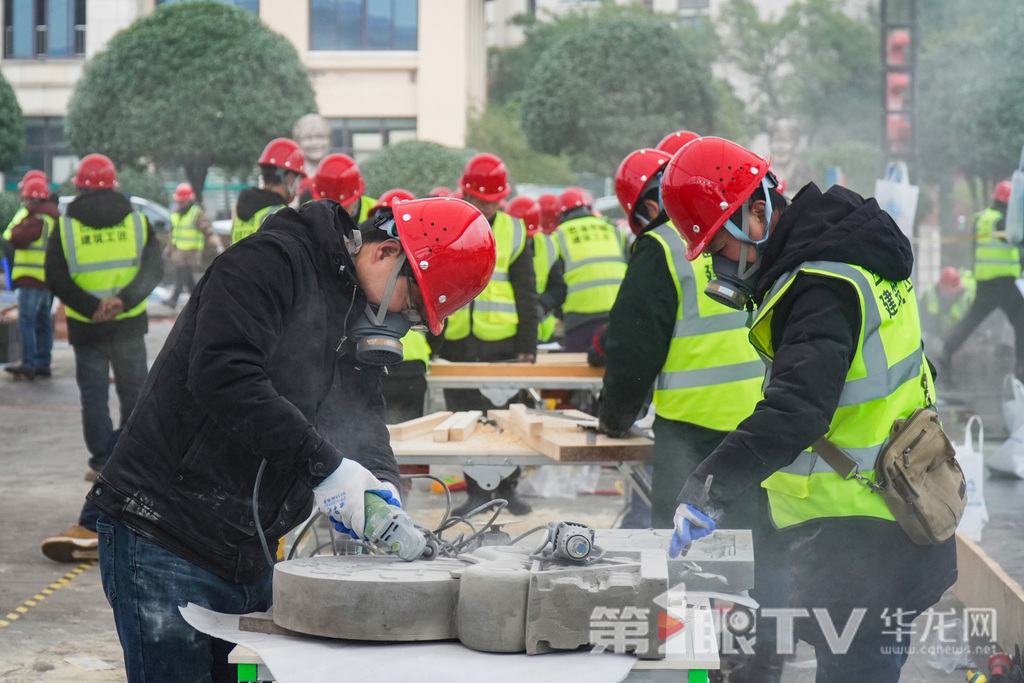 2学员们学习技能。第1眼TV-华龙网记者 李一鸣 摄