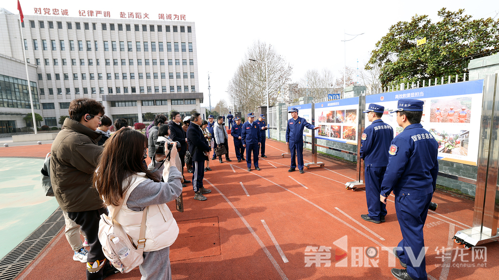 媒体记者走进重庆市专业应急救援总队。第1眼TV-华龙网记者 李燊 摄