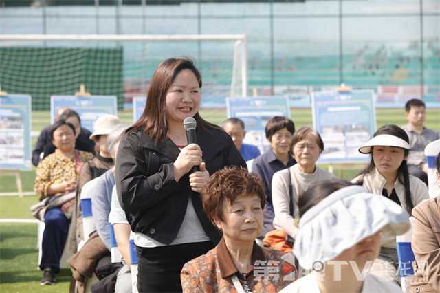 市民现场提问。第1眼TV-华龙网记者 石涛 摄