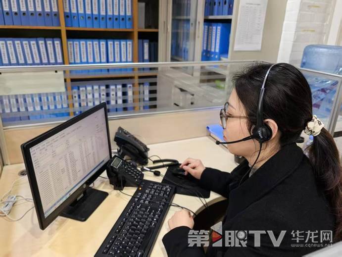 肖鑫在96000殯葬服務熱線值班室里接線。第1眼TV-華龍網 李舒 攝