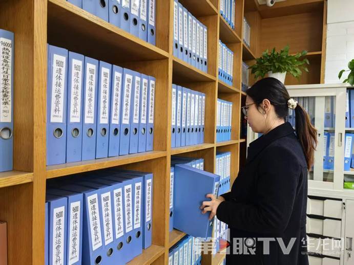 “00后”接線員肖鑫在整理值班資料。第1眼TV-華龍網 李舒 攝